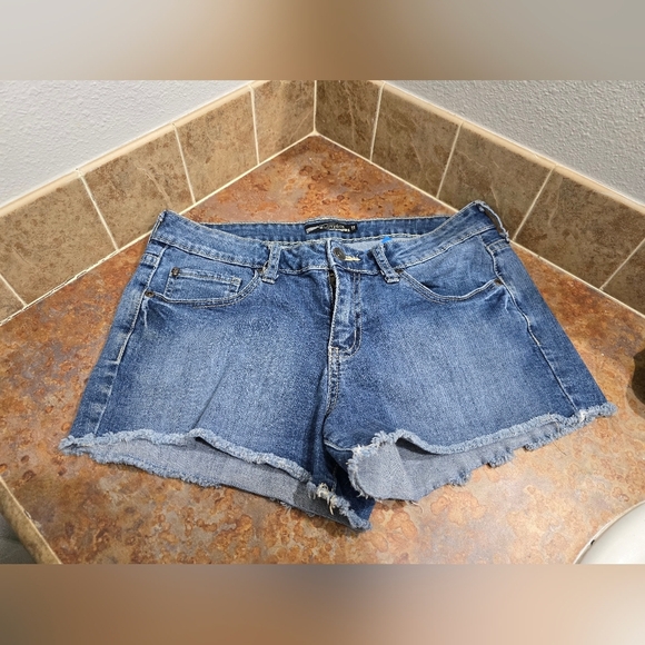 VINTAGE Lovesick women's shotrs sz 11 open hem 5 pockets great condition. - Picture 1 of 3